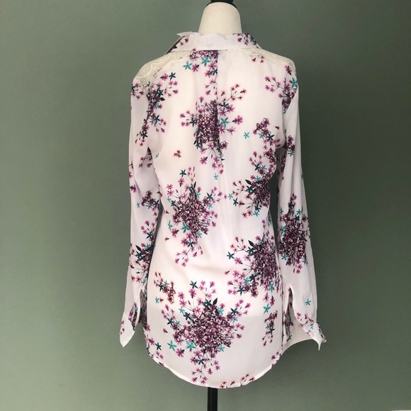 NWT CANDIE’S FLORAL BUTTON BLOUSE - Picture 2 of 6